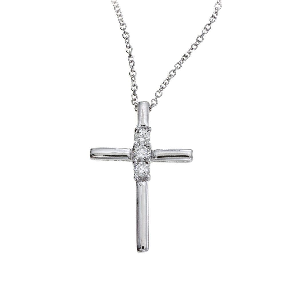 14k white gold cross featuring .24 total ct diamonds. A fashionable take on a classic design.